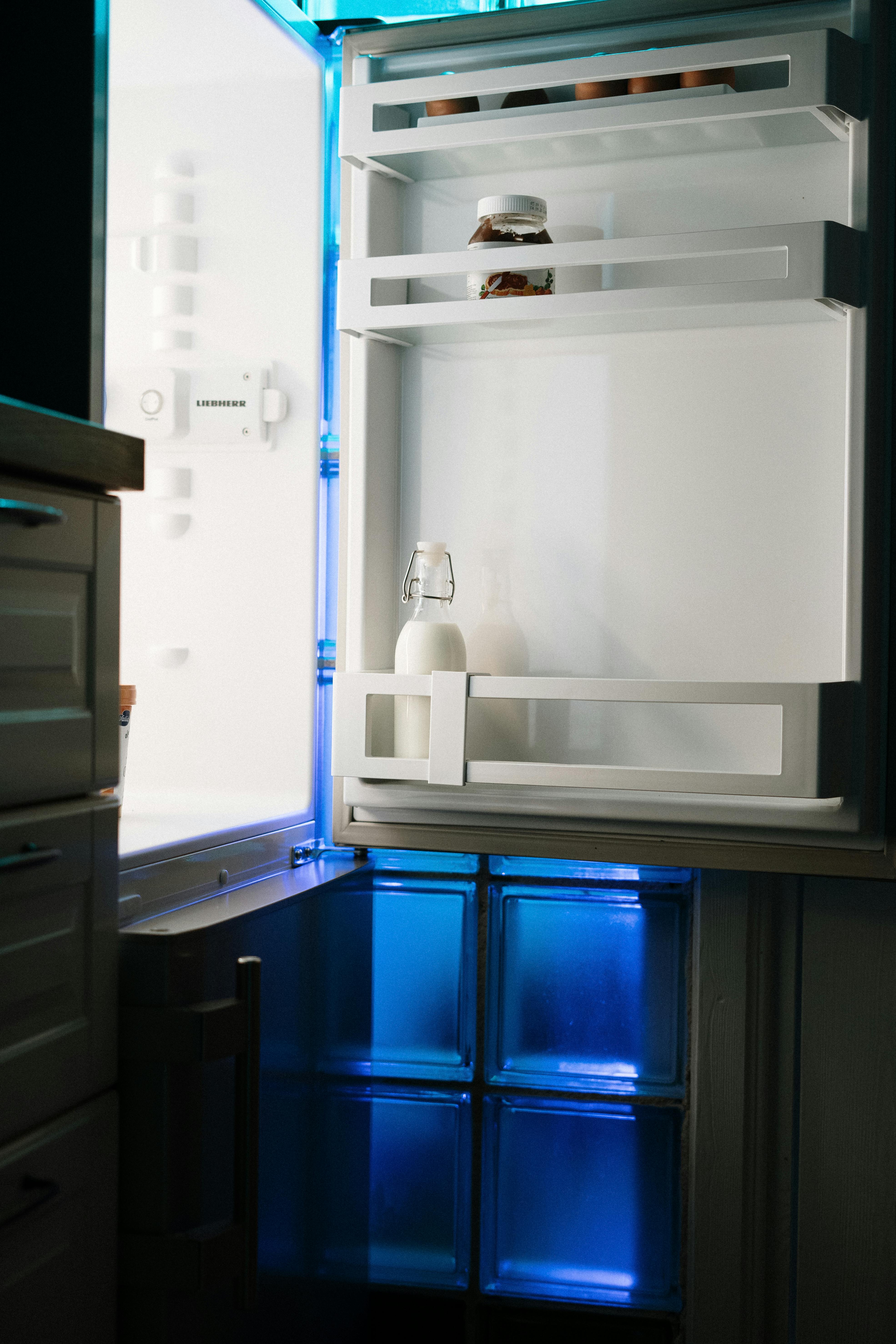 recording of opeiing and closing the vaccum fridge door (Cottonbro Studio, Pexels, 2020)