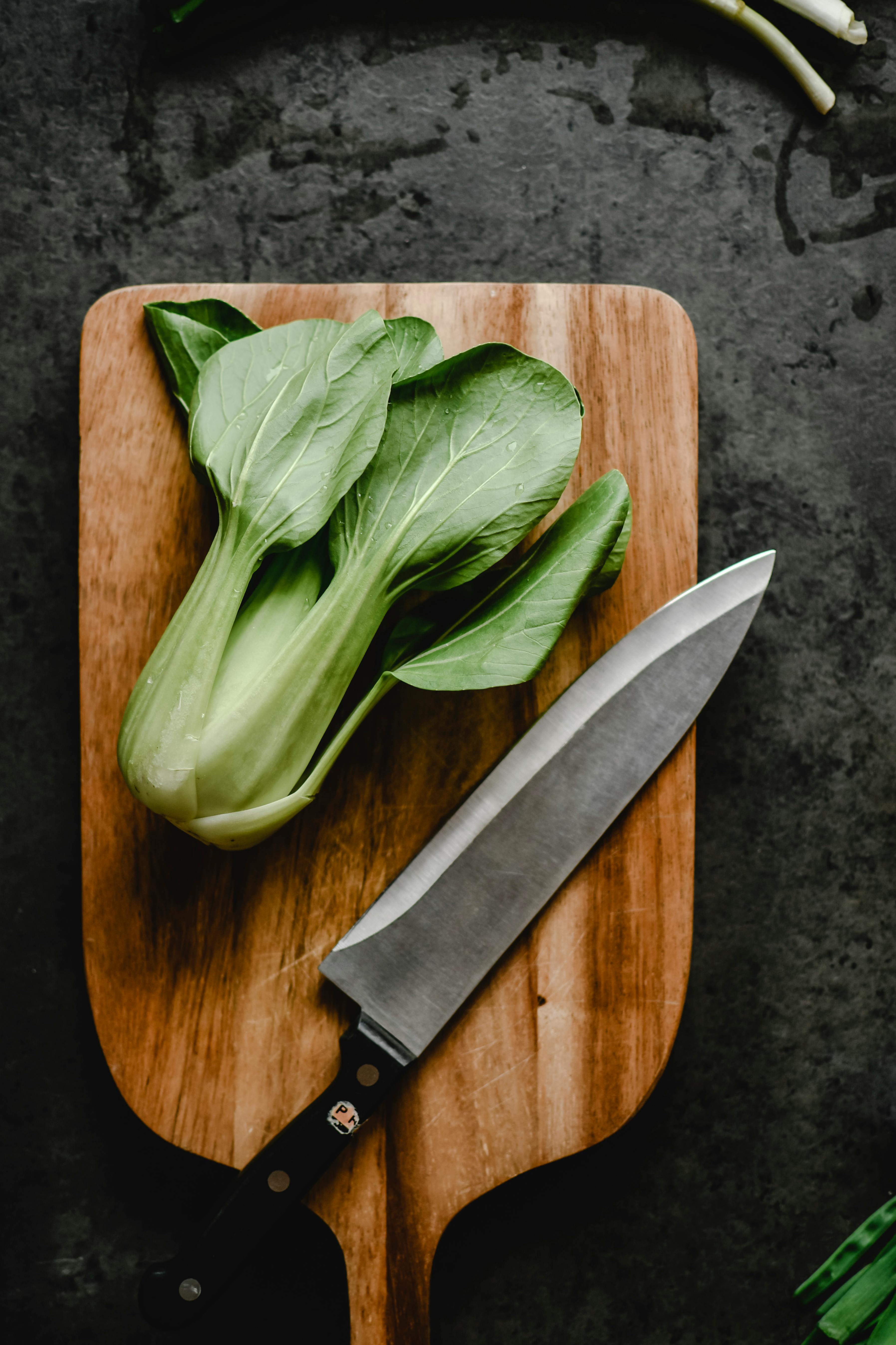 recording of sharpening a kitchen knife with a stone (Bronzini, Pexels, 2021)