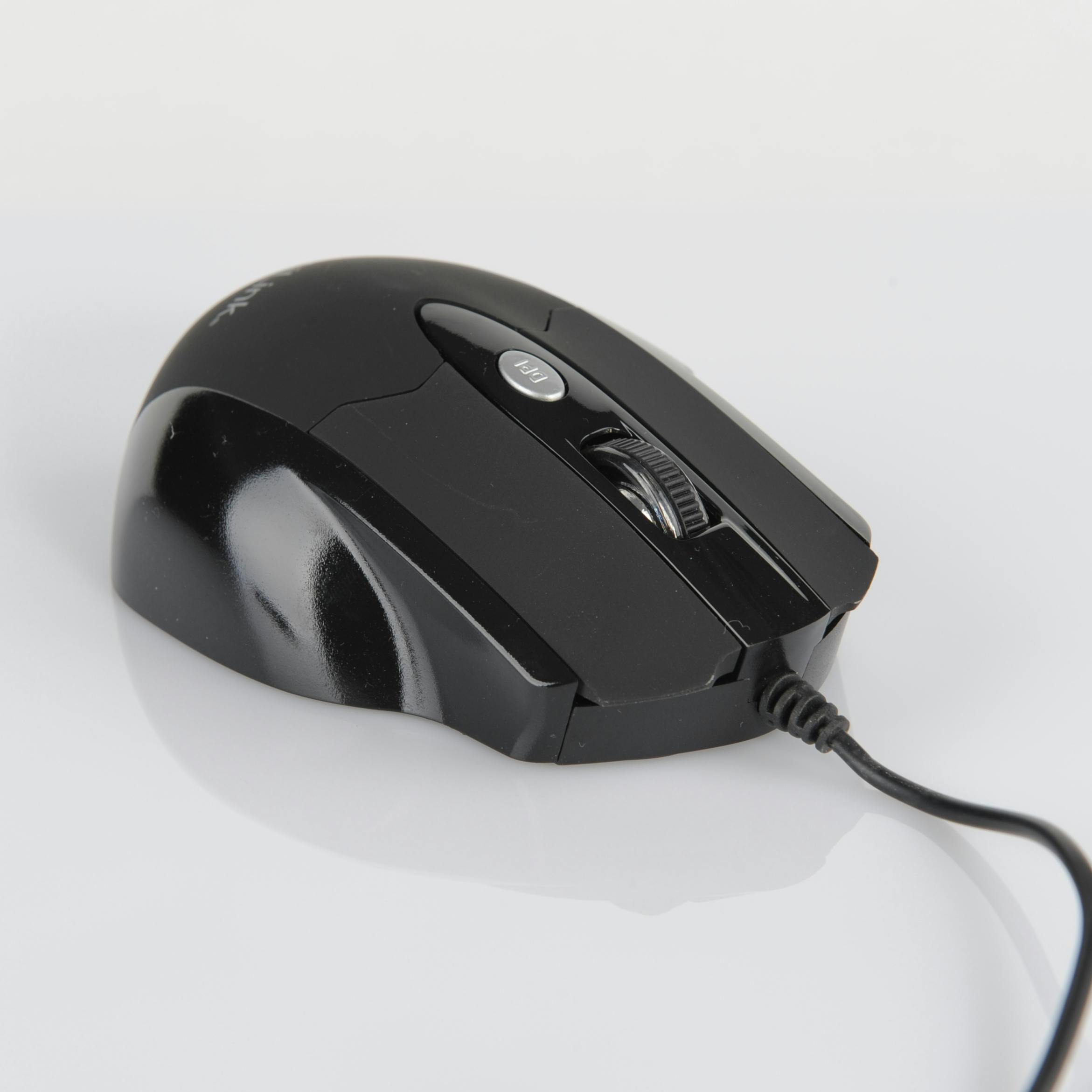 recording of myself clicking and scrolling with my old squaky mouse(Khokhar, Pexels, 2021)